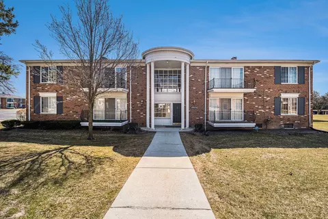 470 Fox Hills Dr N #A-5, Bloomfield, MI 48304