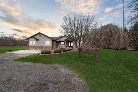 56565 10 Mile Rd, Lyon, MI 48178