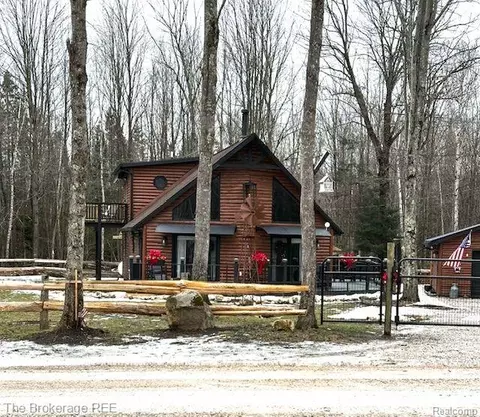 9231 W Gierke Rd, Manistique, MI 49854