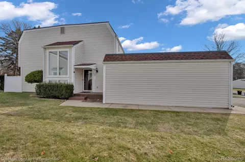 666 Oxford Oaks Ln #16-D, Oxford, MI 48371