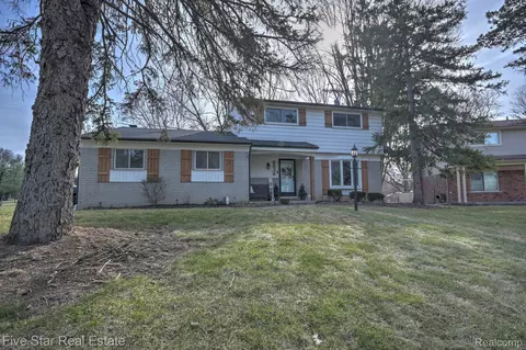8838 Dublin Way, Sterling Heights, MI 48314