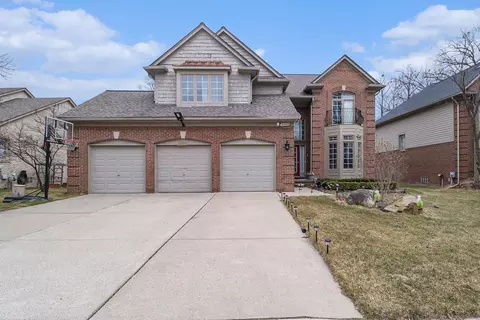 2005 Roundtree, Rochester Hills, MI 48307