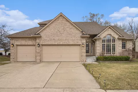 2001 Roundtree, Rochester Hills, MI 48307
