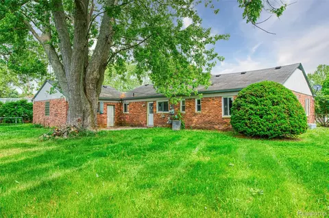 2810 Otsego Rd, Waterford, MI 48328