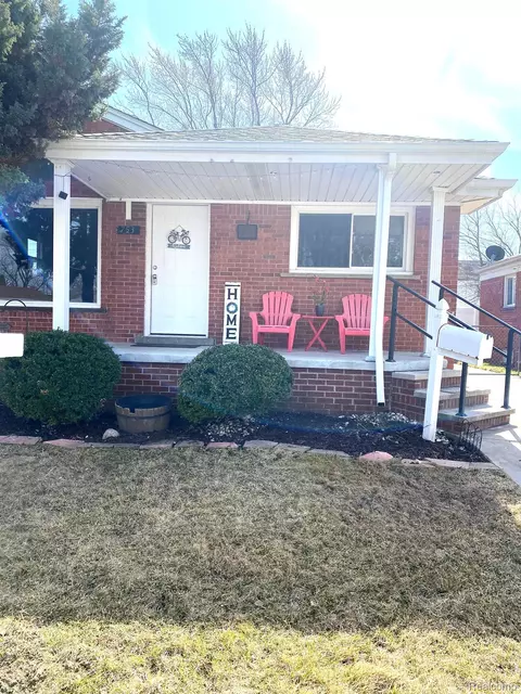 753 Detroit Ave N, Lincoln Park, MI 48146