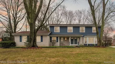 4488 Beach Rd, Troy, MI 48098