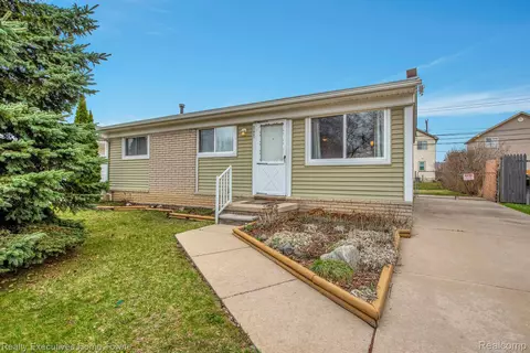 21841 Sharkey St, Clinton Township, MI 48035