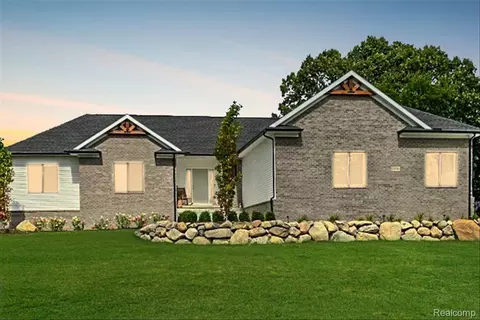 3033 Secluded Pnes, Oxford, MI 48371