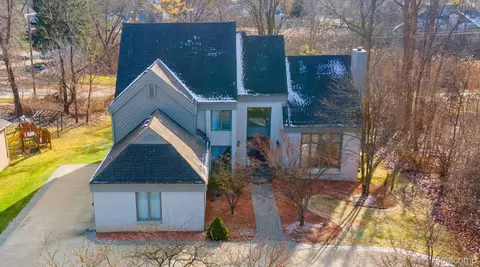 6786 Torybrooke Cir, West Bloomfield, MI 48323