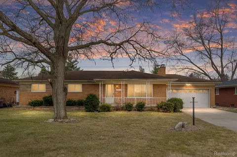 37639 Andrew Dr, Sterling Heights, MI 48312