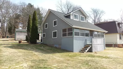 8960 Cole St, Rose, MI 48442
