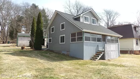 8960 Cole St, Rose, MI 48442