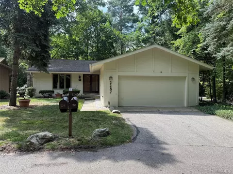 2287 Forest Gln W, West Bloomfield, MI 48324
