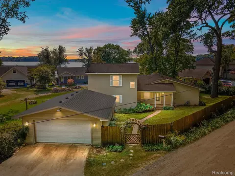 5420 Joslin Lk Dr, Lyndon, MI 48137