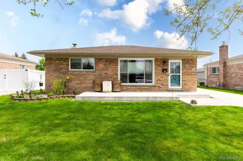 31446 Newport Dr, Warren, MI 48088