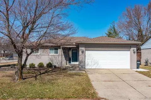 2249 Paris Dr, Troy, MI 48083
