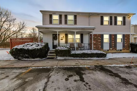 85 Beechwoode Ln, Pontiac, MI 48340