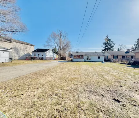 8975 Tackles Dr, White Lake, MI 48386