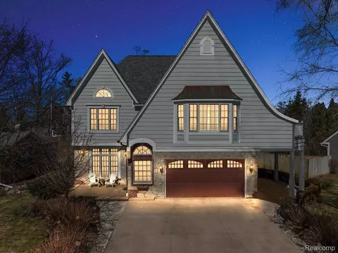 2074 Lakeshire Dr, West Bloomfield, MI 48323