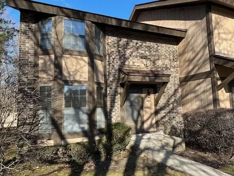 25195 Greenbrooke Dr, Southfield, MI 48033