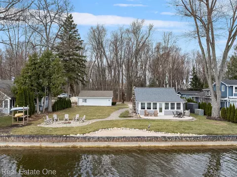 5130 Edgelake Dr, Pinckney, MI 48169