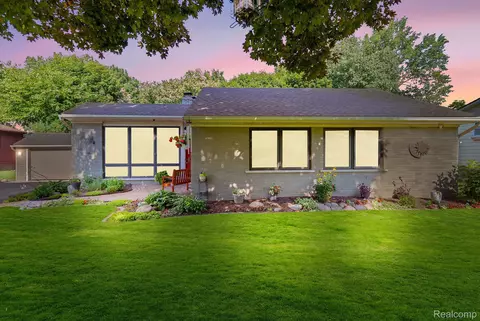 2254 Fairport Rd, Waterford, MI 48329