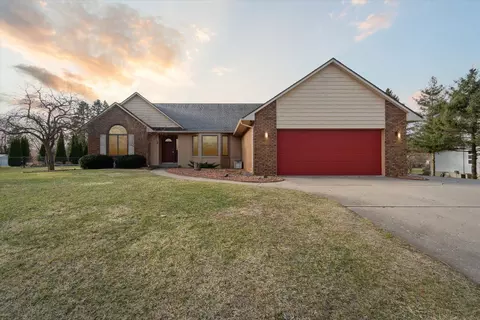 9400 Englishman Dr, Tyrone, MI 48430