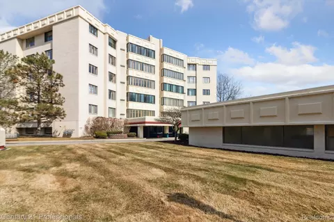 43100 12 Oaks Crescent Dr #2022, Novi, MI 48377