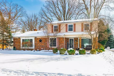 8425 Hampton Rd, Grosse Ile, MI 48138
