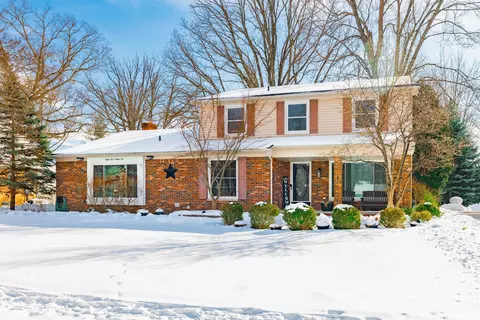 8425 Hampton Rd, Grosse Ile, MI 48138