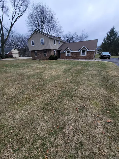 8955 Margo Dr, Brighton, MI 48114