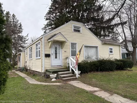 947 Waterloo St, St. Clair, MI 48079