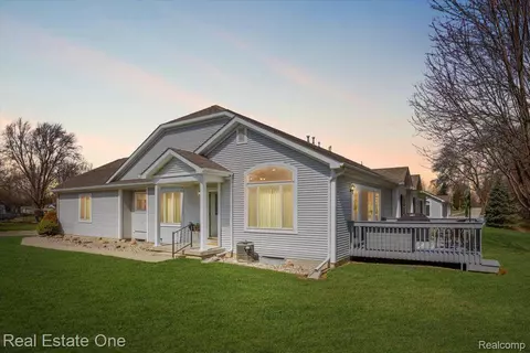 112 Aberdeen Dr, Flushing, MI 48433