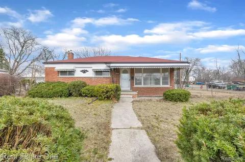 27418 Maplewood St, Garden City, MI 48135