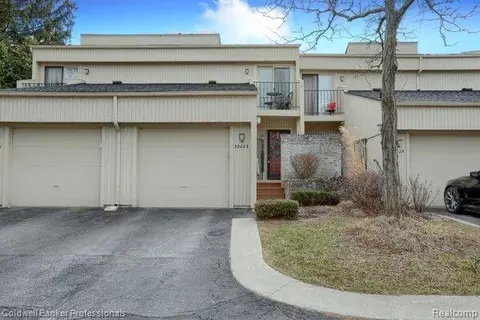 39423 Country Ln, Novi, MI 48375