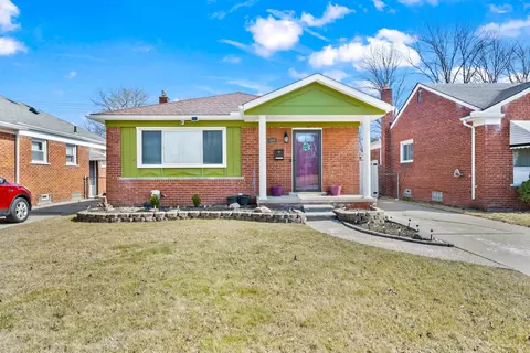 23062 Lexington Ave, Eastpointe, MI 48021