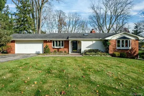 229 Rochdale Dr S, Rochester Hills, MI 48309
