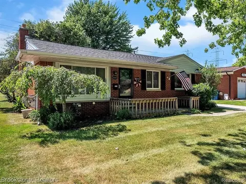 28155 Newport Dr, Warren, MI 48088