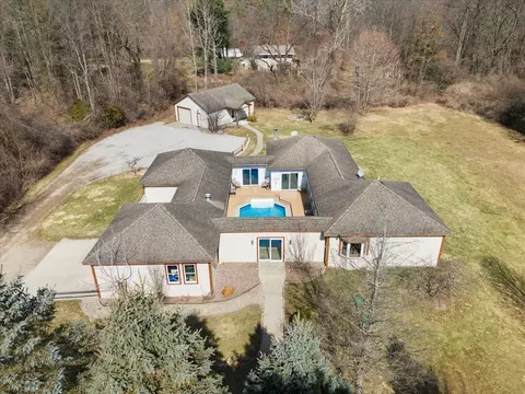 572 Casemer Rd, Orion, MI 48360