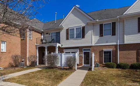 708 Mberly Dr #A, Waterford, MI 48328