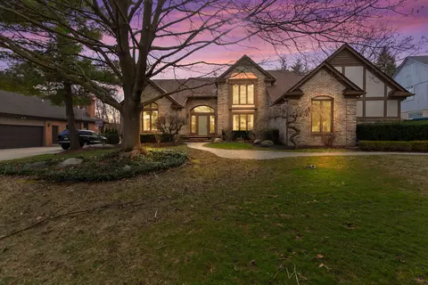 2440 Kingscross Dr, Shelby Township, MI 48316