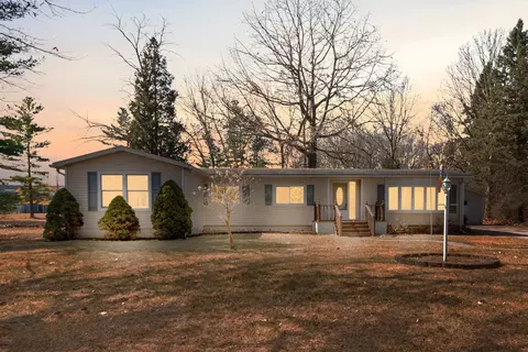 5269 Lakeshore Rd, Fort Gratiot, MI 48059