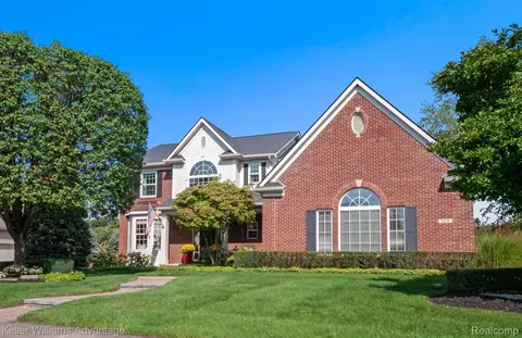 1359 Coach House Ln, South Lyon, MI 48178