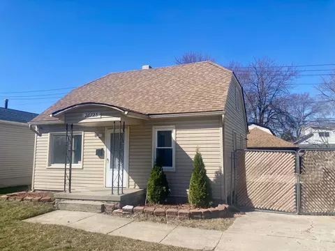 28723 Pinehurst St, Roseville, MI 48066
