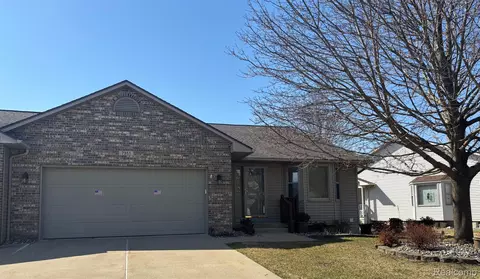 7351 Cross Creek Dr, Swartz Creek, MI 48473