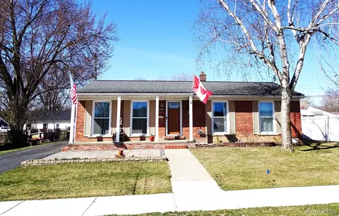 5232 Greenleaf Dr, Swartz Creek, MI 48473