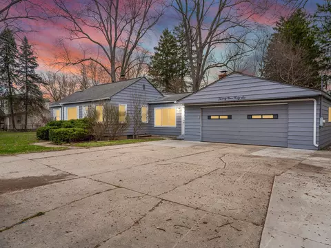 2946 Kenford Rd, Waterford, MI 48329