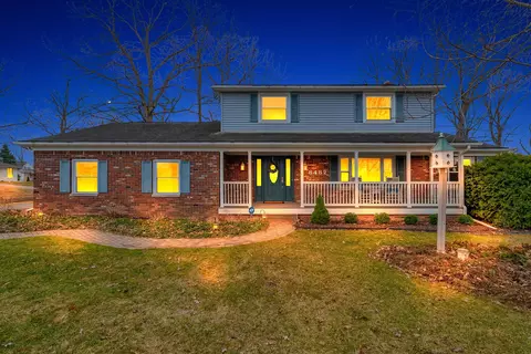 8482 Belle Bluff Dr, Grand Blanc, MI 48439