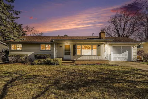 1012 Braeview Dr, Howell, MI 48843