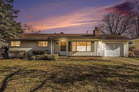 1012 Braeview Dr, Howell, MI 48843